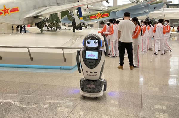 迎賓接待智能機器人在軍事博物館