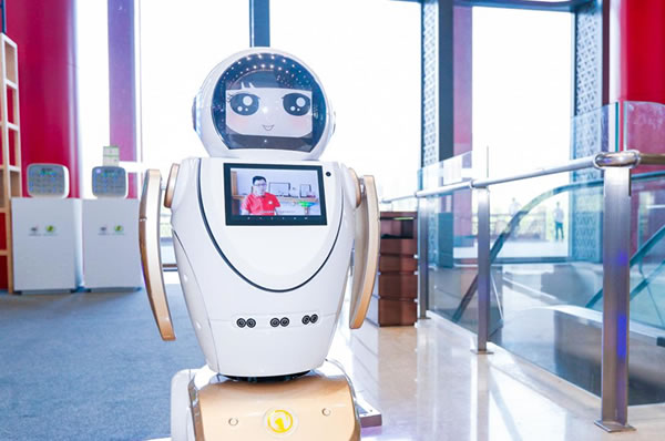 迎賓接待智能機器人在大廳