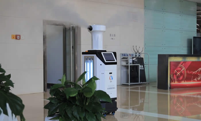 云南省消毒機(jī)器人利用霧化進(jìn)行辦公區(qū)域消殺作業(yè)圖片