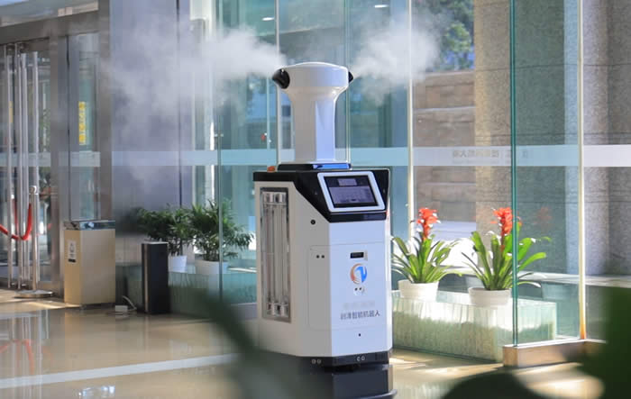 廣東省消毒機器人D著霧氣在消毒圖片