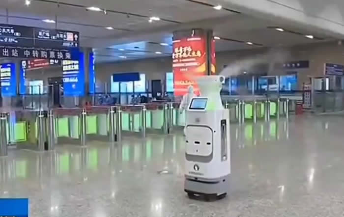 創澤消毒機器人機場消毒圖片