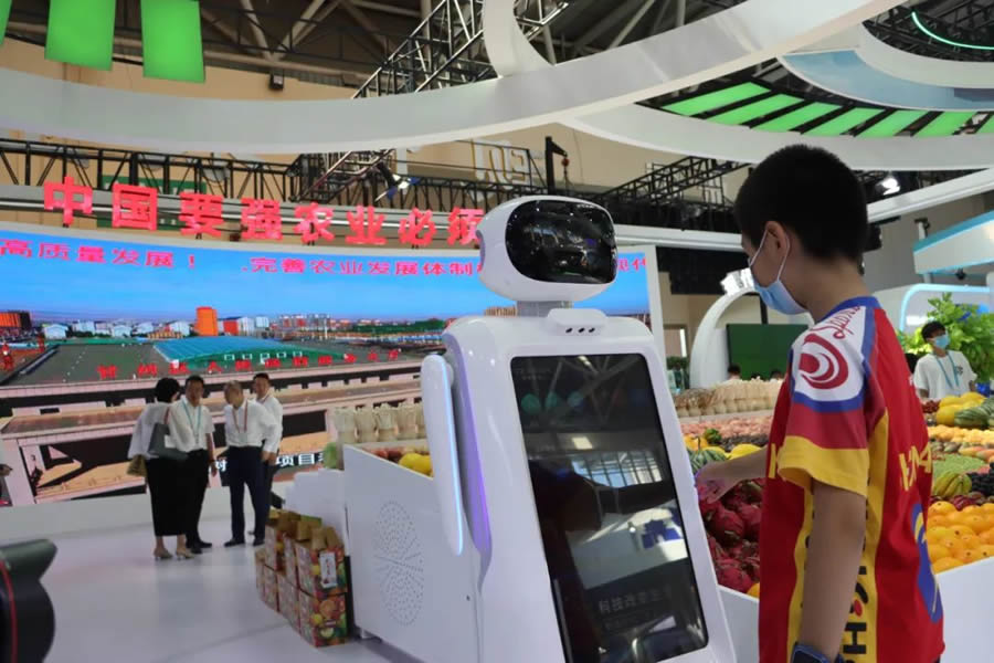 創(chuàng)澤大屏商用機(jī)器人用戶使用圖片